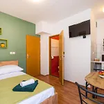 And 2 Walls Апартаменти