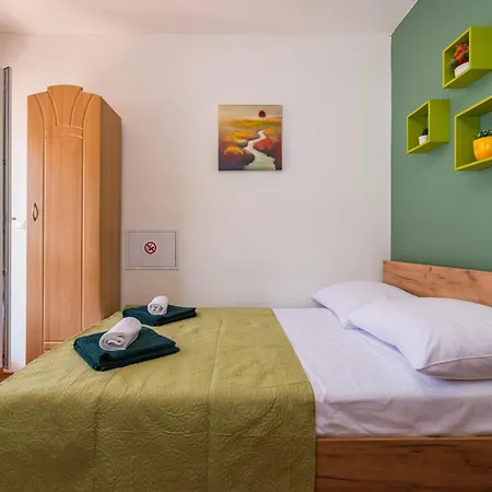 And 2 Walls Apartman