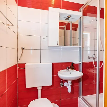 Apartman And 2 Walls *