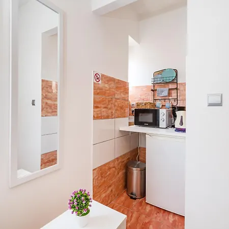 And 2 Walls Апартаменти