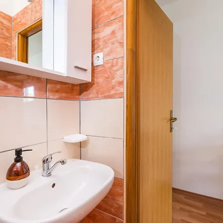 And 2 Walls Apartman *