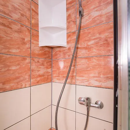 And 2 Walls Apartman Zadar